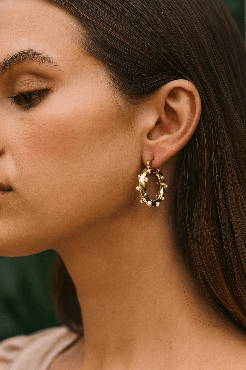 MEA NANI JEWELLERY Øredobber gull PEARLS GOLD HOOPS – 18K Gullbelagte øreringer med hvit perle