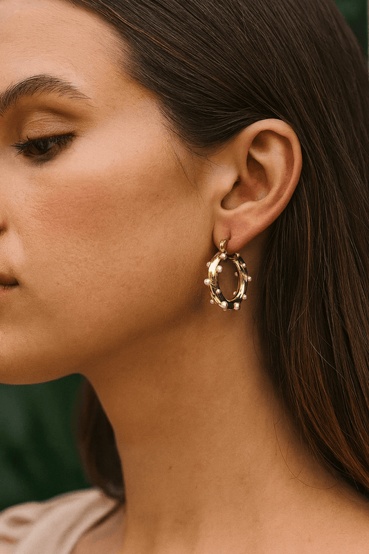 MEA NANI JEWELLERY Øredobber gull PEARLS GOLD HOOPS – 18K Gullbelagte øreringer med hvit perle