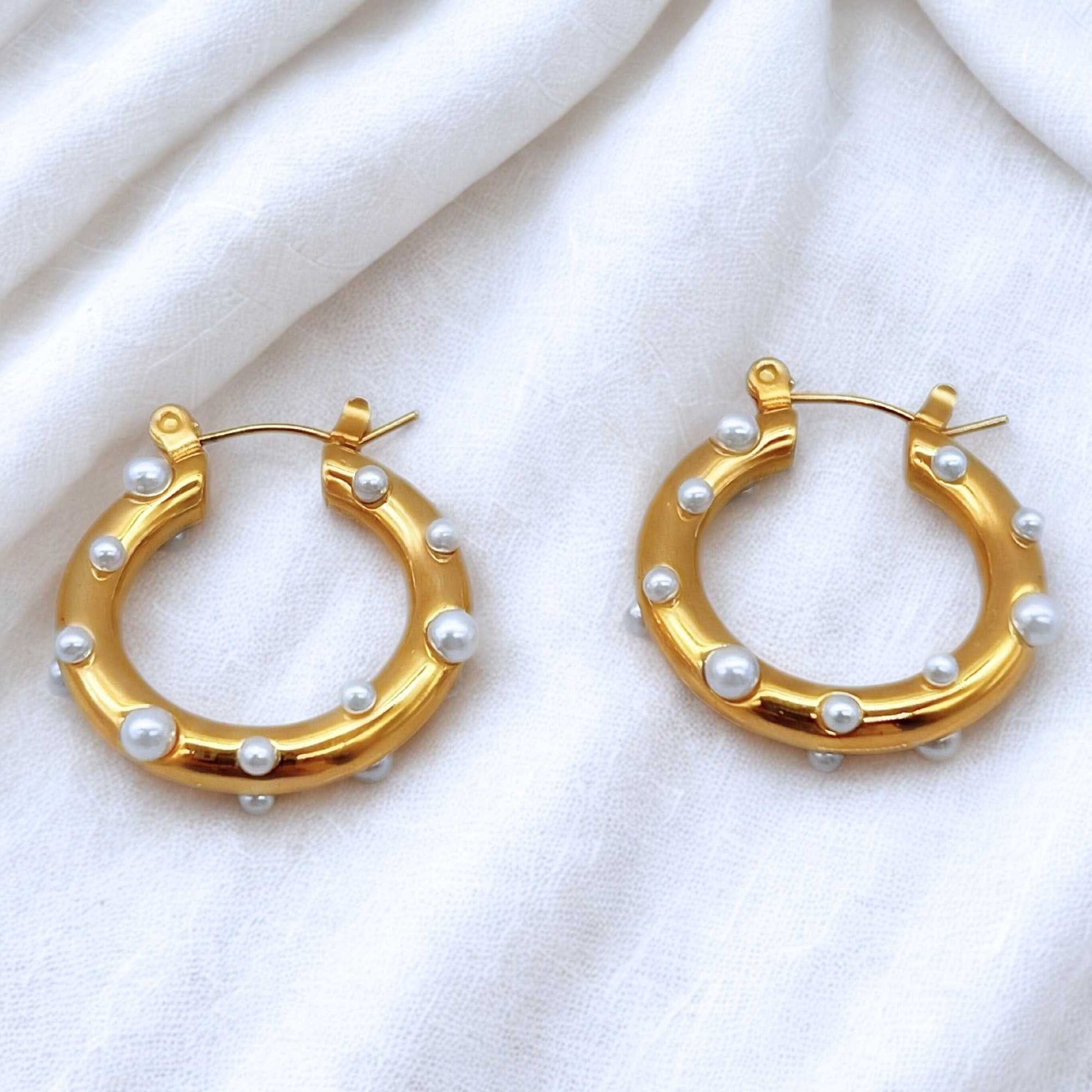 MEA NANI JEWELLERY Øredobber gull PEARLS GOLD HOOPS – 18K Gullbelagte øreringer med hvit perle