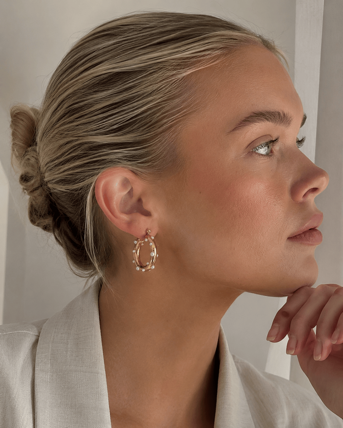MEA NANI JEWELLERY Øredobber gull PEARLS GOLD HOOPS – 18K Gullbelagte øreringer med hvit perle