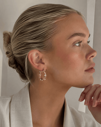 MEA NANI JEWELLERY Øredobber gull PEARLS GOLD HOOPS – 18K Gullbelagte øreringer med hvit perle