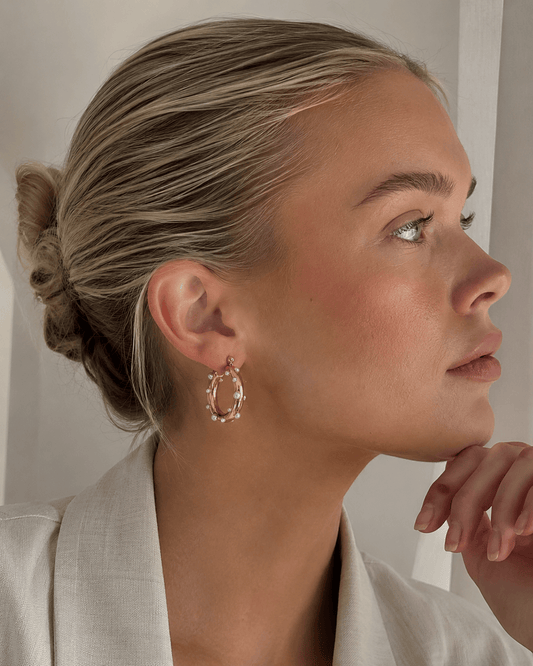 MEA NANI JEWELLERY Øredobber gull PEARLS GOLD HOOPS – 18K Gullbelagte øreringer med hvit perle