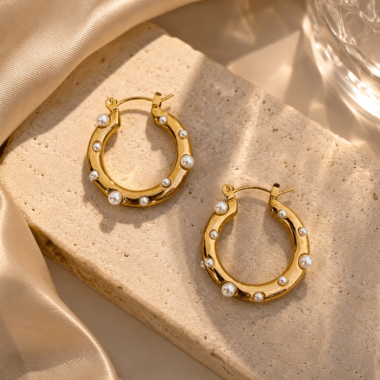 MEA NANI JEWELLERY Øredobber gull PEARLS GOLD HOOPS – 18K Gullbelagte øreringer med hvit perle