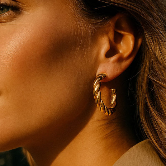 MEA NANI JEWELLERY Øredobber Gull VIKA HOOPS –  14K gullbelagte hoops i tvunnet design