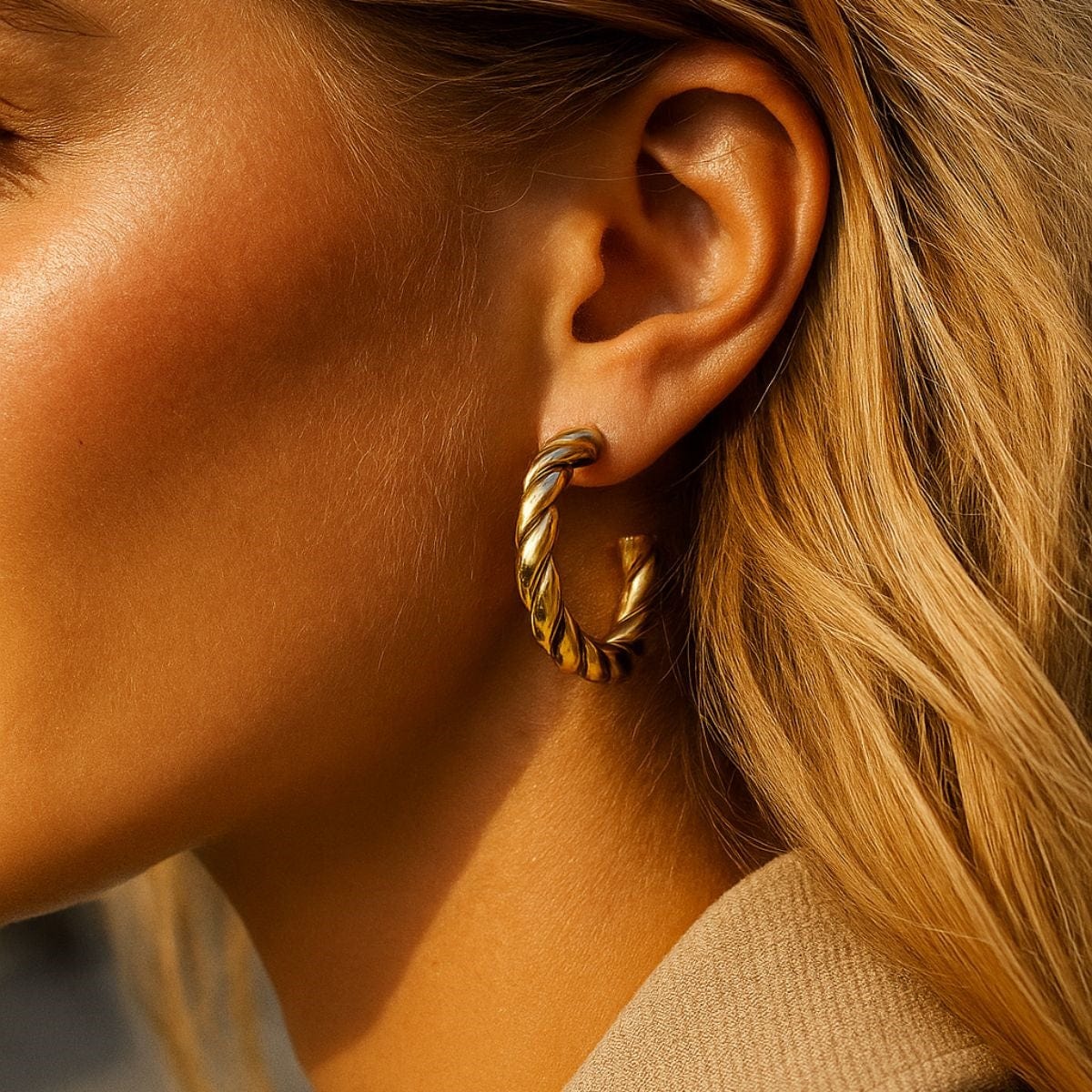 MEA NANI JEWELLERY Øredobber Gull VIKA HOOPS –  14K gullbelagte hoops i tvunnet design