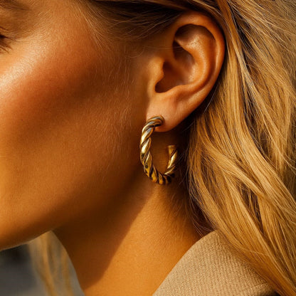 MEA NANI JEWELLERY Øredobber Gull VIKA HOOPS –  14K gullbelagte hoops i tvunnet design