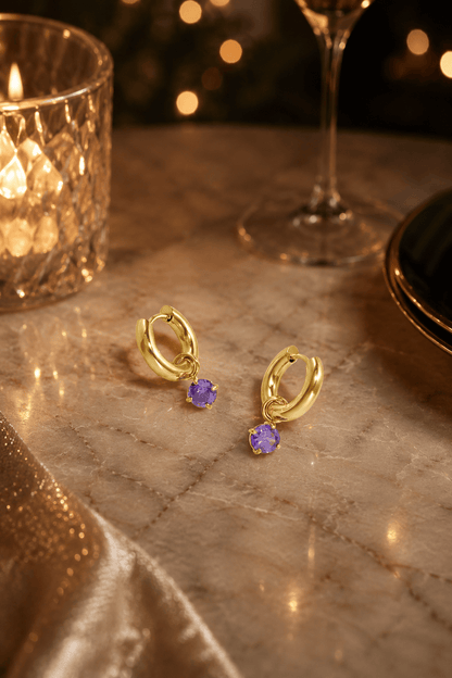 MEA NANI JEWELLERY Øredobber MAUVE – Små huggies med lilla stein, 14K gullbelagt