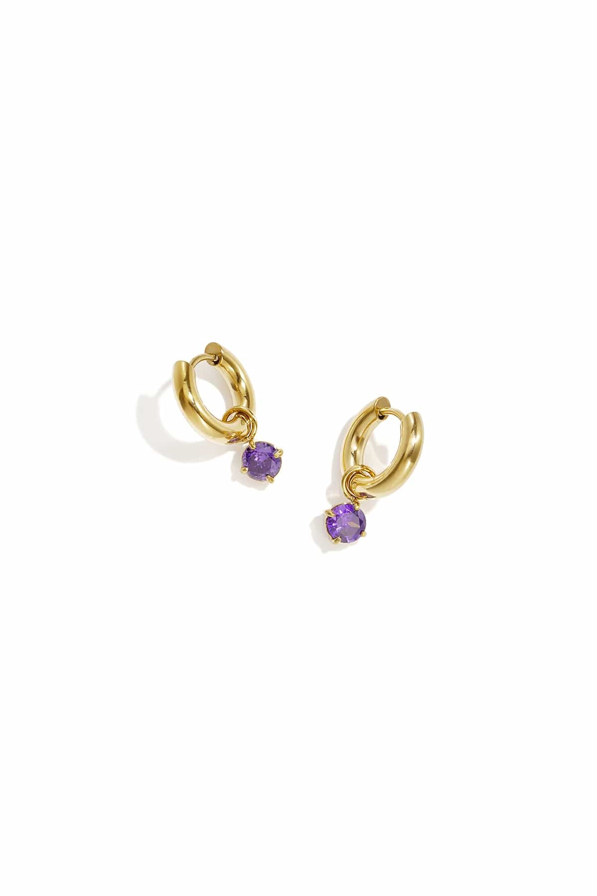 MEA NANI JEWELLERY Øredobber MAUVE – Små huggies med lilla stein, 14K gullbelagt
