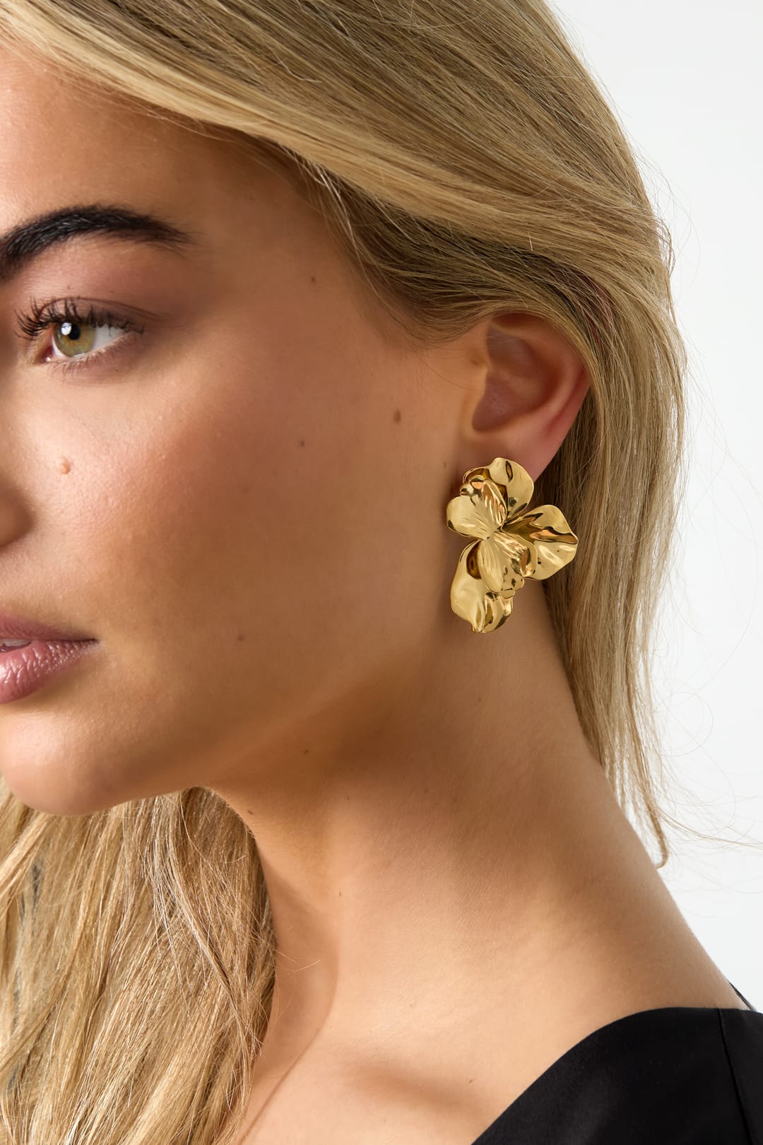 MEA NANI JEWELLERY Øredobber MIRELLE – store vanntette blomsterøredobber - 14K gullbelagt