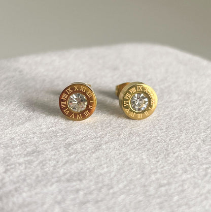 MEA NANI JEWELLERY Øredobber ROMA – gullbelagte øredobber med romertall og zirkonastein