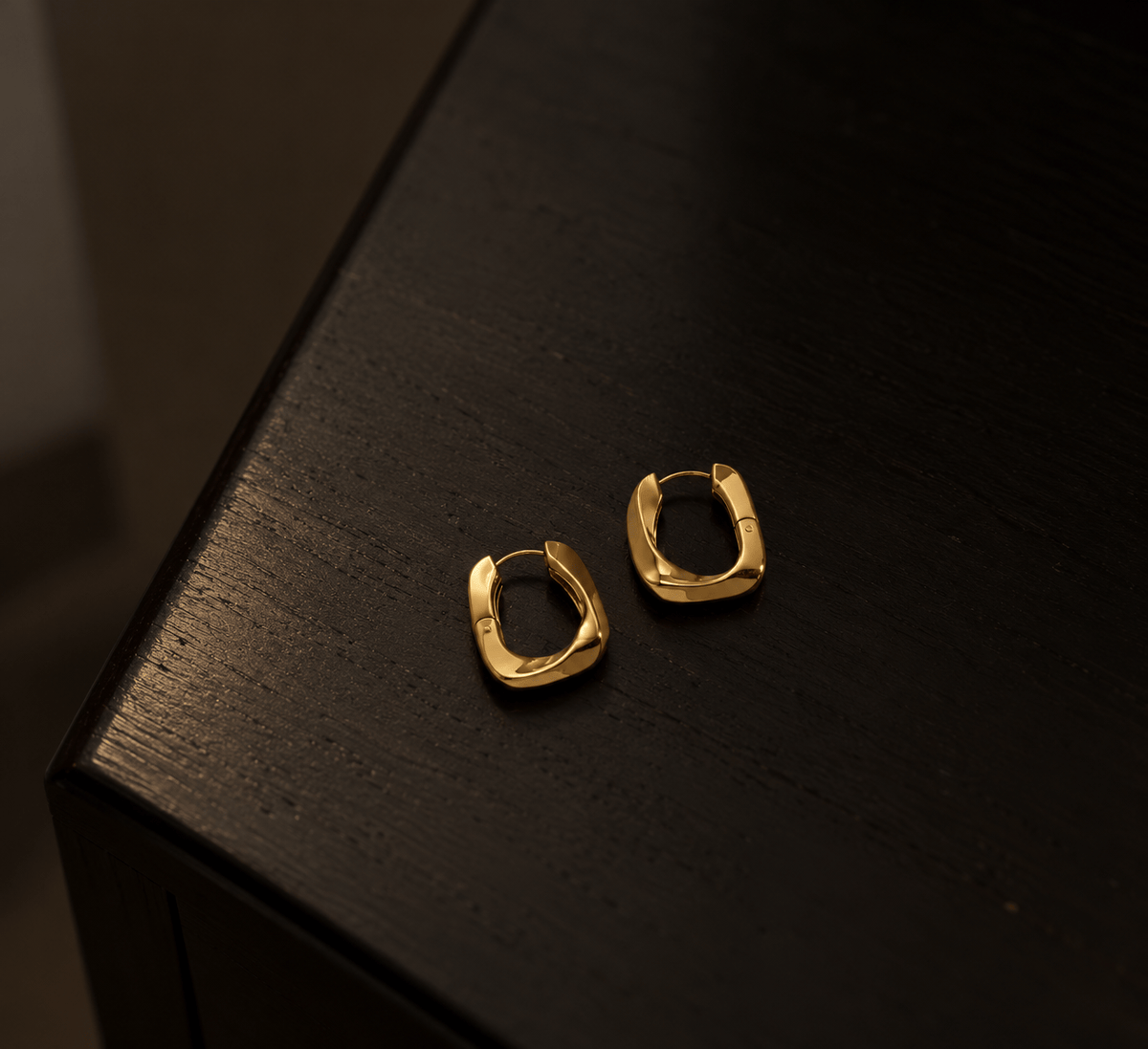 MEA NANI JEWELLERY øredobber SENNA HOOPS – tykke gullhoops, 14K gullbelagt