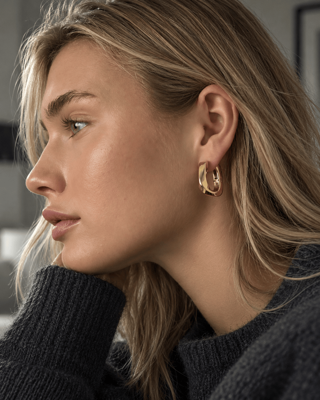 MEA NANI JEWELLERY øredobber SENNA HOOPS – tykke gullhoops, 14K gullbelagt