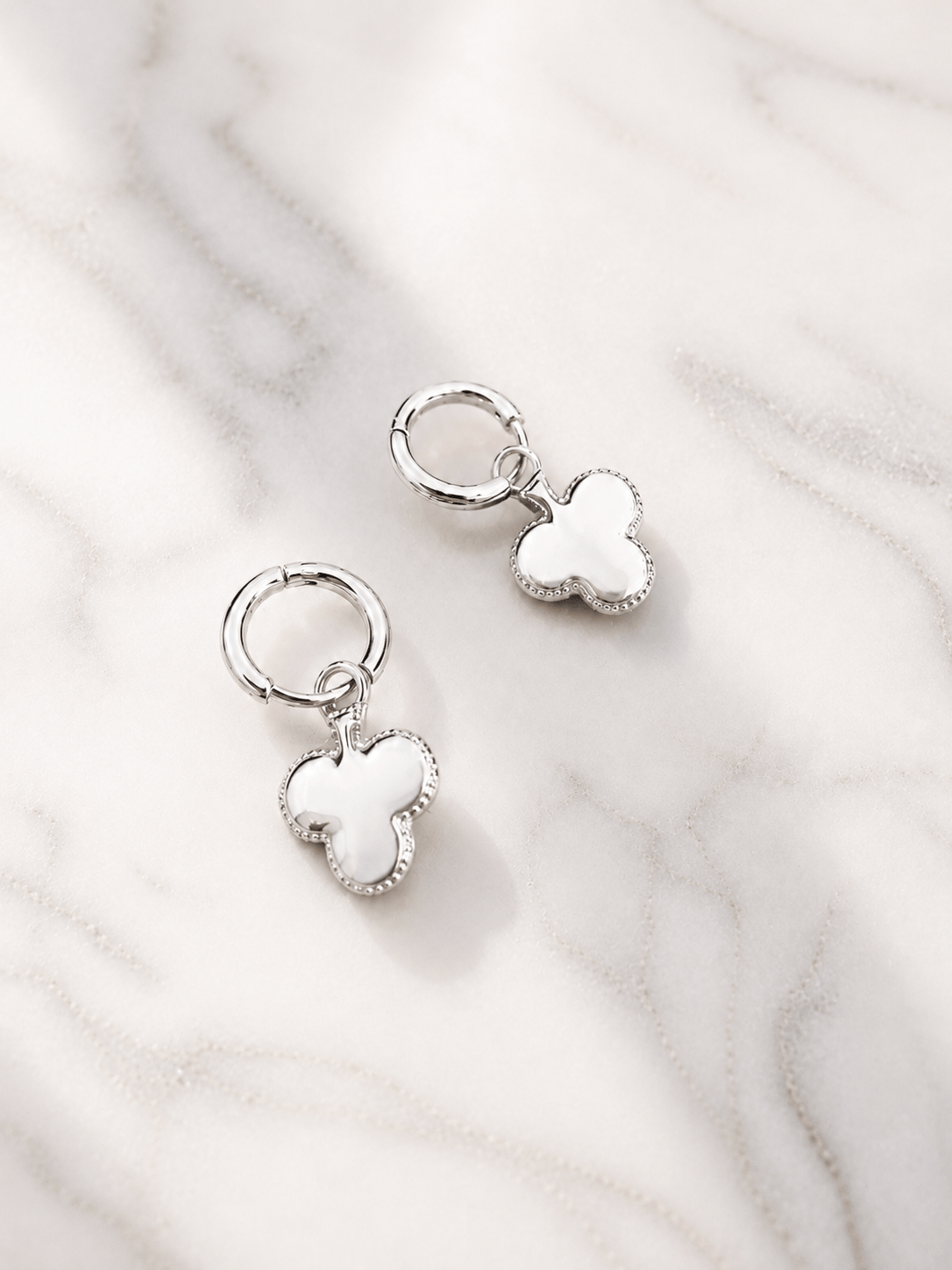 MEA NANI JEWELLERY Øredobber Sølv CLOVER HOOPS 14K gullbelagt eller høypolert stål