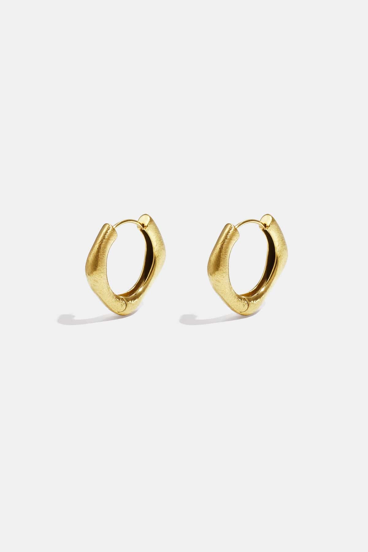 MEA NANI JEWELLERY Øredobber VILDE – Hoops med kantet design, 14K gullbelagt