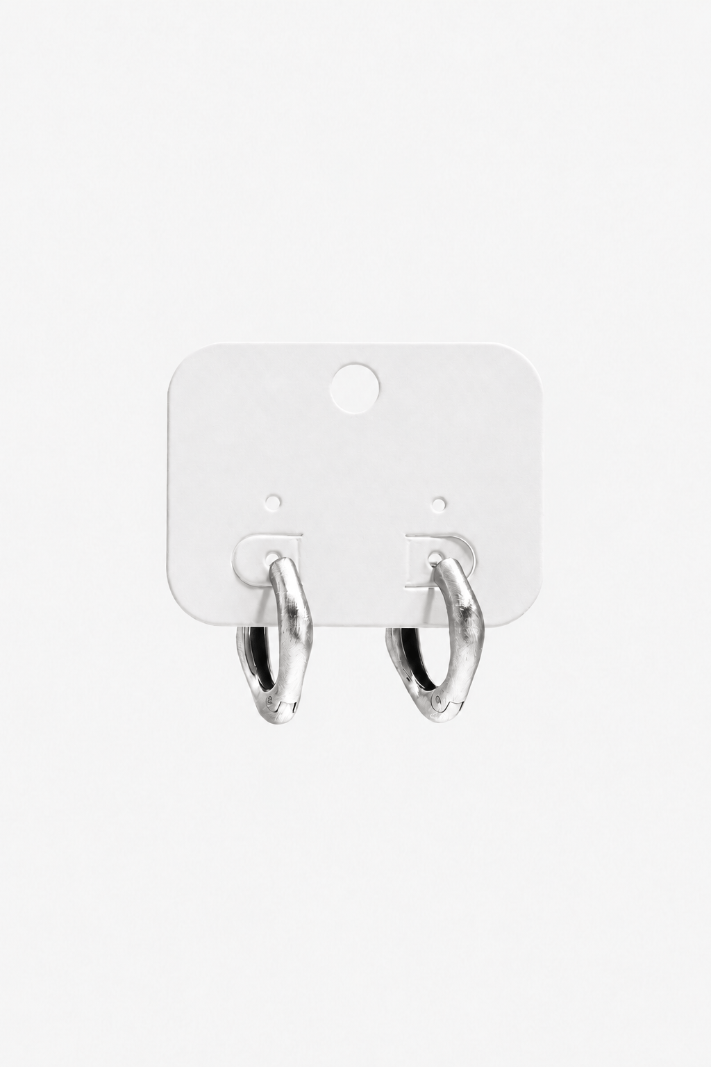 MEA NANI JEWELLERY Øredobber VILDE SILVER – Hoops med kantet design, sølvfarget rustfritt stål