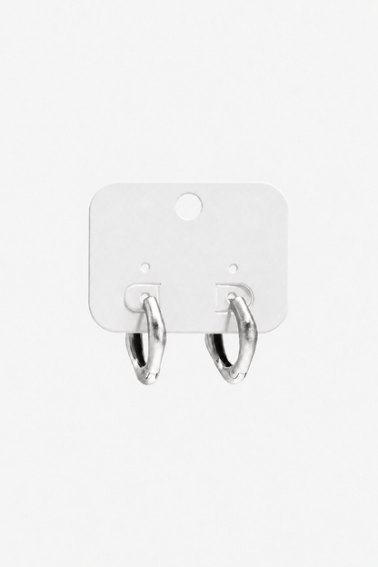 MEA NANI JEWELLERY Øredobber VILDE SILVER – Hoops med kantet design, sølvfarget rustfritt stål