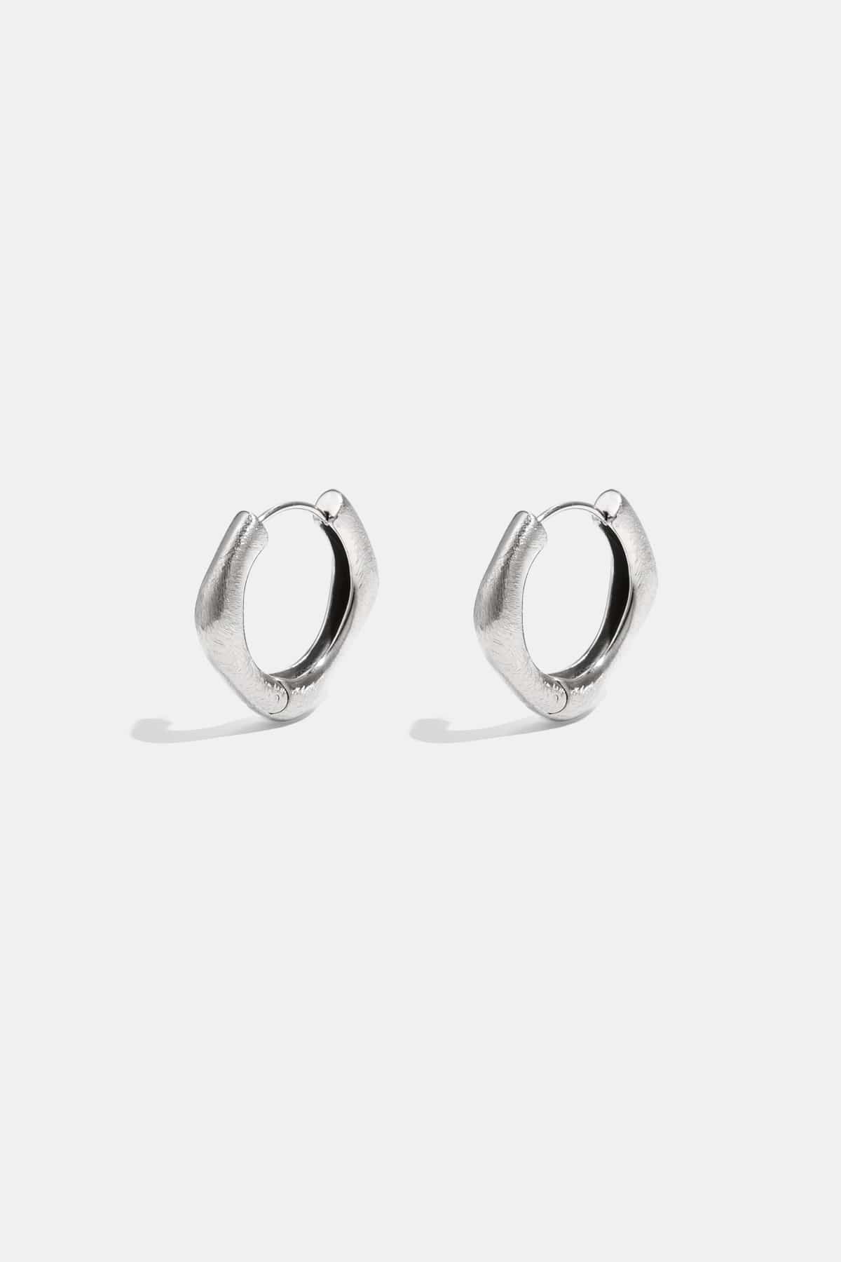MEA NANI JEWELLERY Øredobber VILDE SILVER – Hoops med kantet design, sølvfarget rustfritt stål