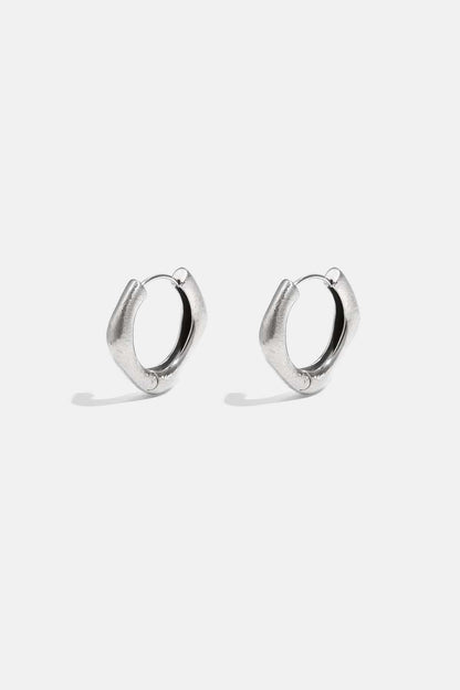 MEA NANI JEWELLERY Øredobber VILDE SILVER – Hoops med kantet design, sølvfarget rustfritt stål