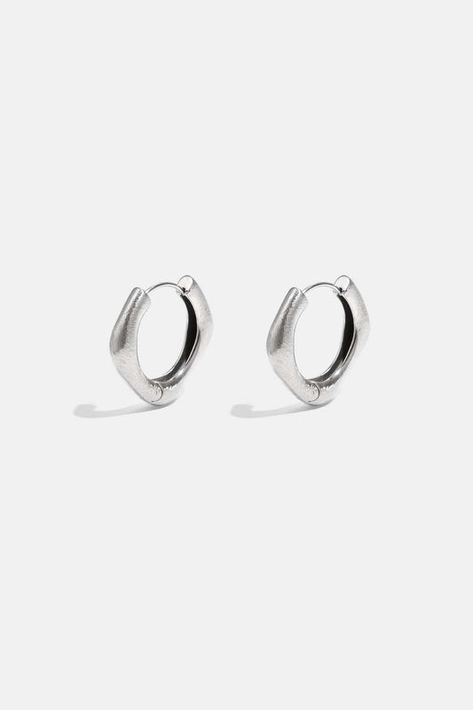 MEA NANI JEWELLERY Øredobber VILDE SILVER – Hoops med kantet design, sølvfarget rustfritt stål