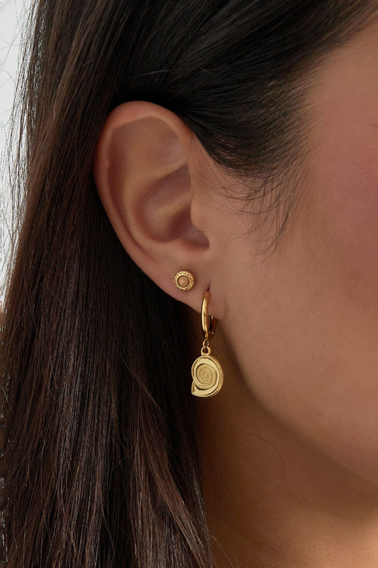 MEA NANI JEWELLERY Øreringer BAY GULLBELAGTE ØRERINGER MED SKJELL CHARMS