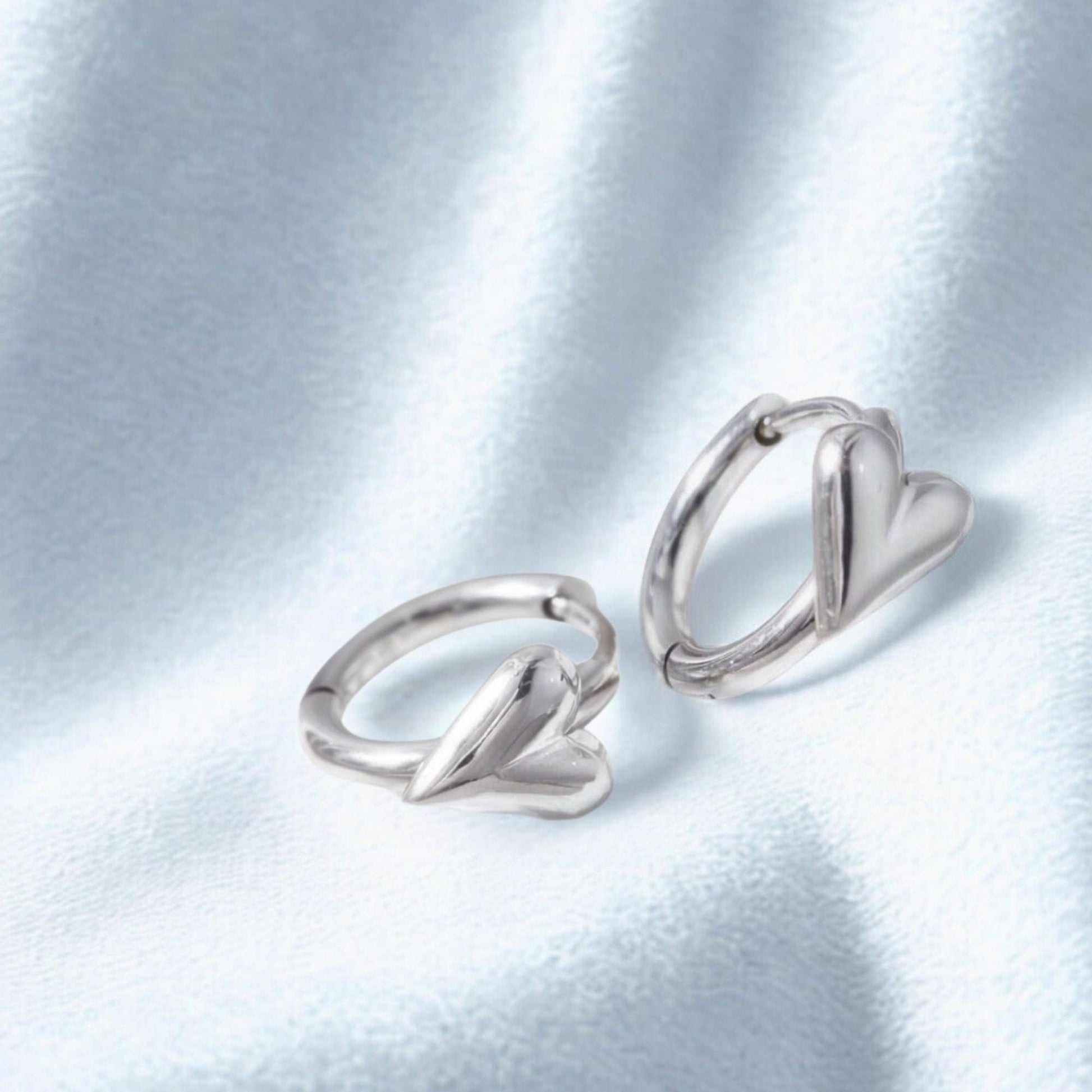 MEA NANI JEWELLERY Øreringer HEART HUGGIES SILVER - Kirurgisk stål øreringer