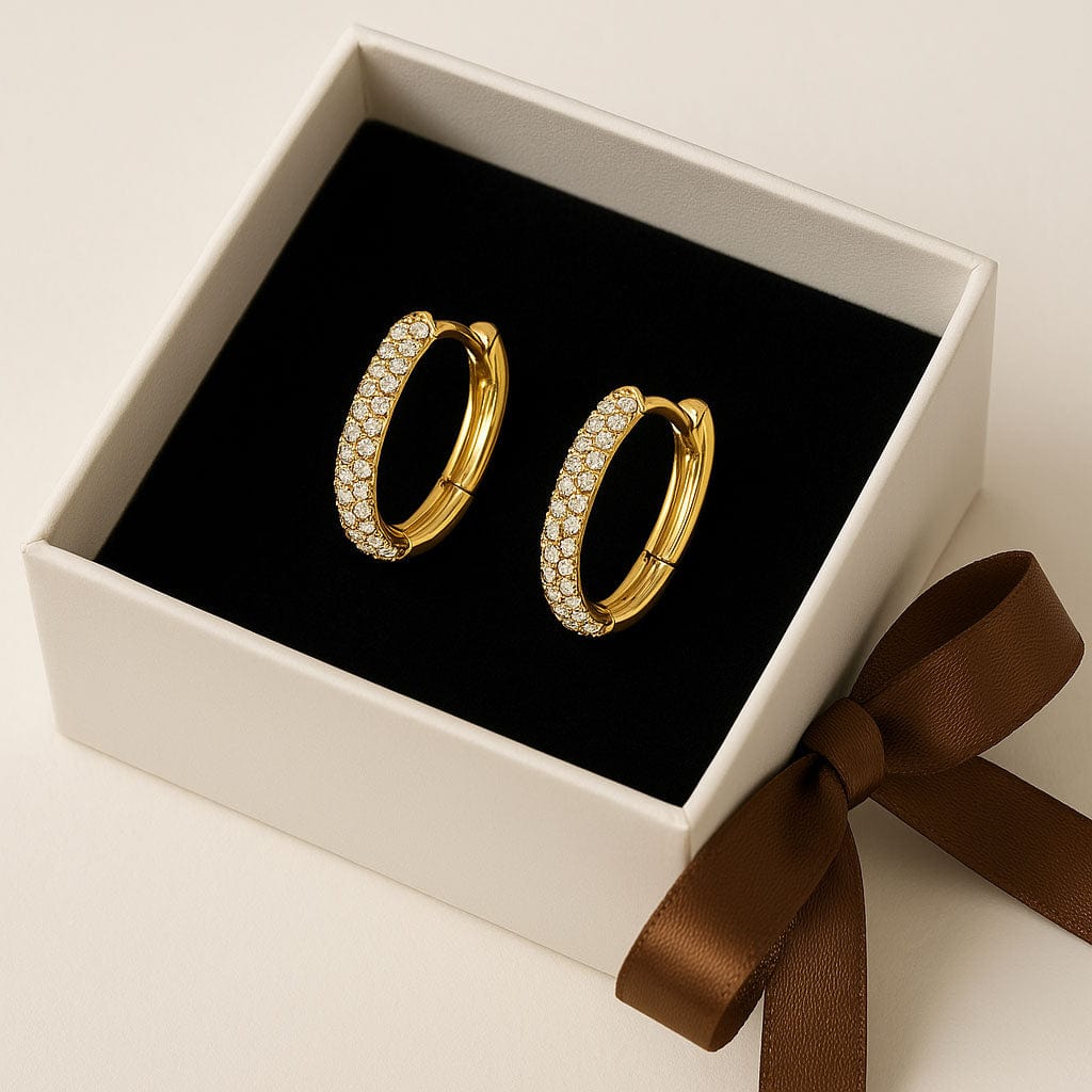 MEA NANI JEWELLERY Øreringer LINEA – Glitrende hoops øredobber i 14K gullbelagt stål
