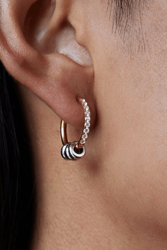 MEA NANI JEWELLERY Øreringer LOVE LOCK HOOPS – små gull- og sølvfargede creoler med glitrende stener