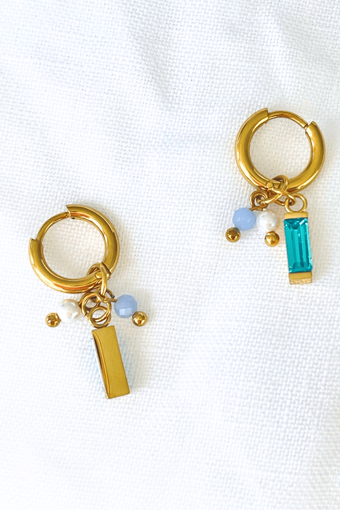 MEA NANI JEWELLERY Øreringer OCEAN WHISPERS HOOPS – 14K Gullbelagt & Havblå