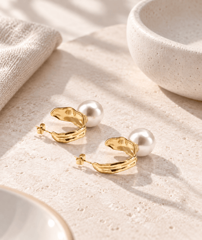 MEA NANI JEWELLERY Øreringer PERLA – gullhoop med perle 14K gullbelagt