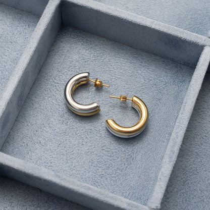 MEA NANI JEWELLERY Øreringer SIDE BY SIDE HOOPS – 18k gullbelagt & sølvfarget kirurgisk stål