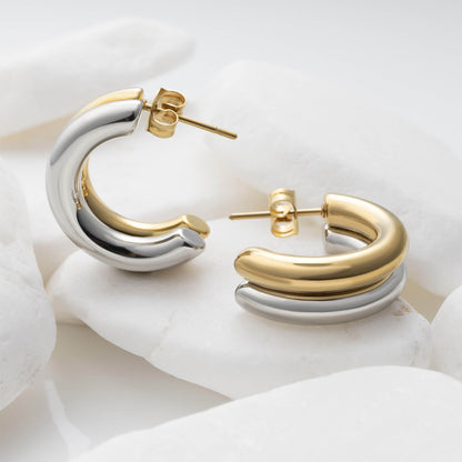 MEA NANI JEWELLERY Øreringer SIDE BY SIDE HOOPS – 18k gullbelagt & sølvfarget kirurgisk stål
