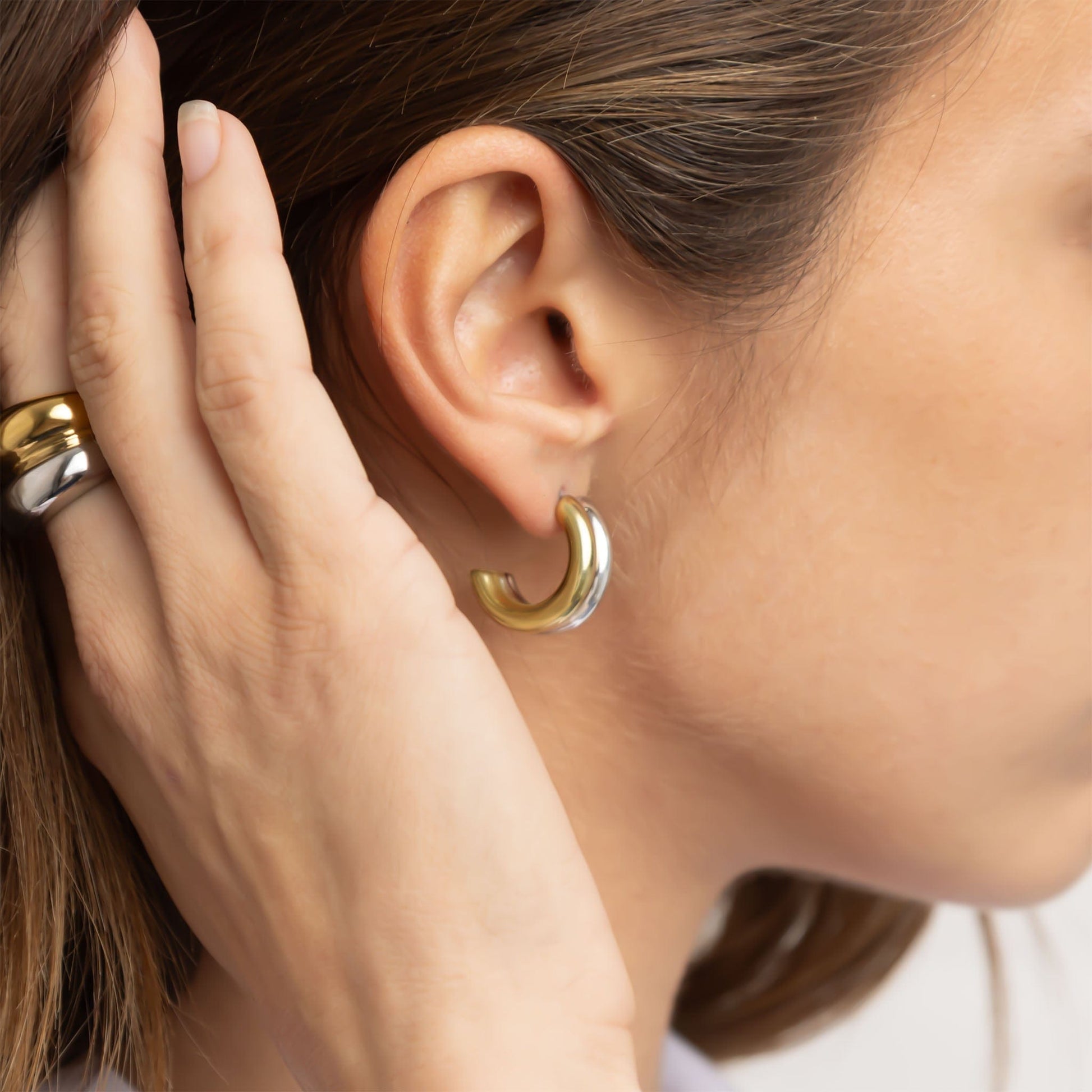 MEA NANI JEWELLERY Øreringer SIDE BY SIDE HOOPS – 18k gullbelagt & sølvfarget kirurgisk stål