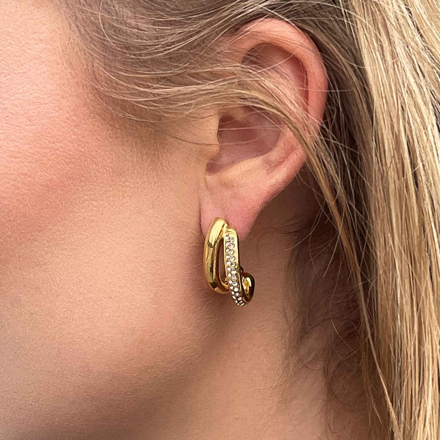 MEA NANI JEWELLERY Party øredobber SHE GLOWS HOOPS – 18k gullbelagte øreringer