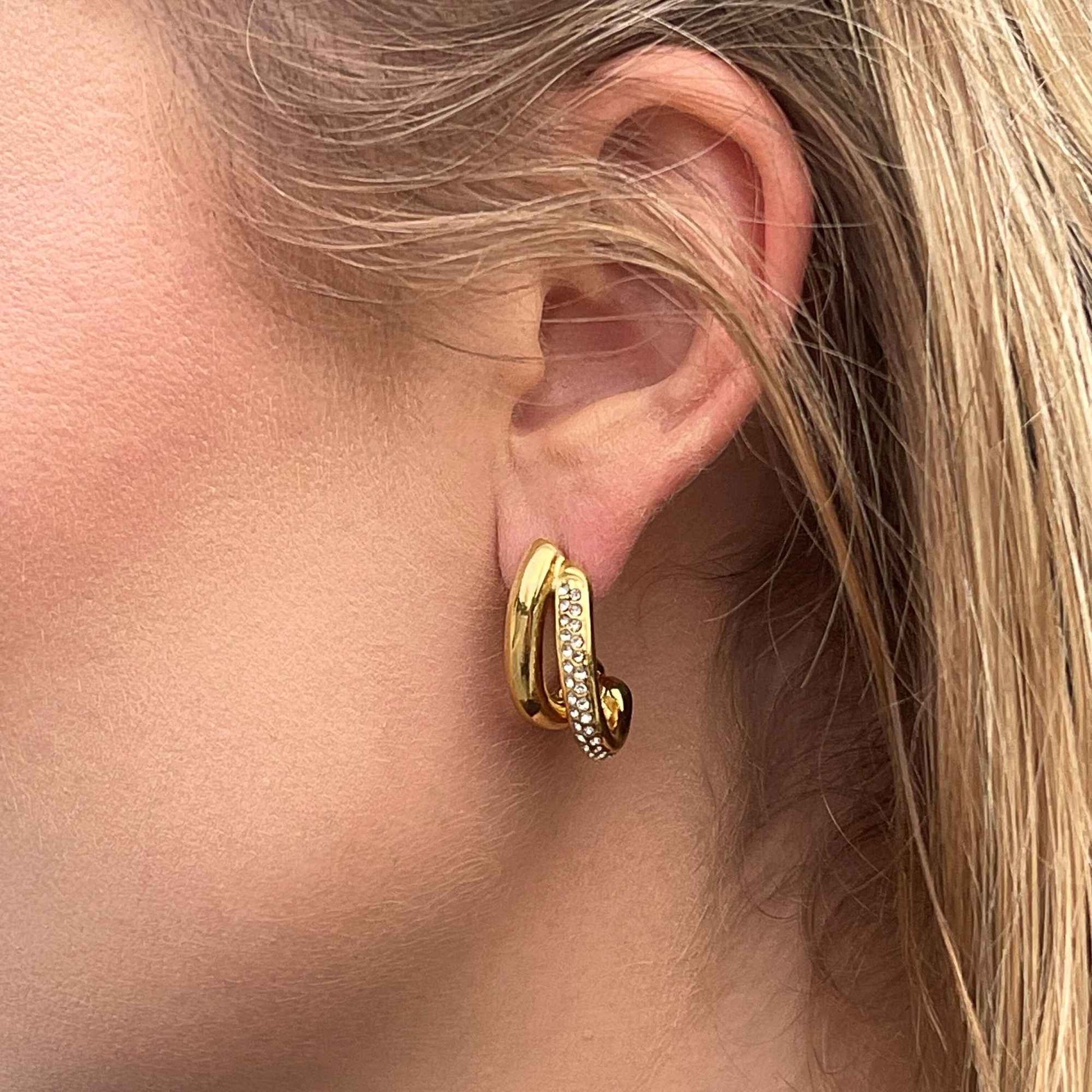 MEA NANI JEWELLERY Party øredobber SHE GLOWS HOOPS – 18k gullbelagte øreringer