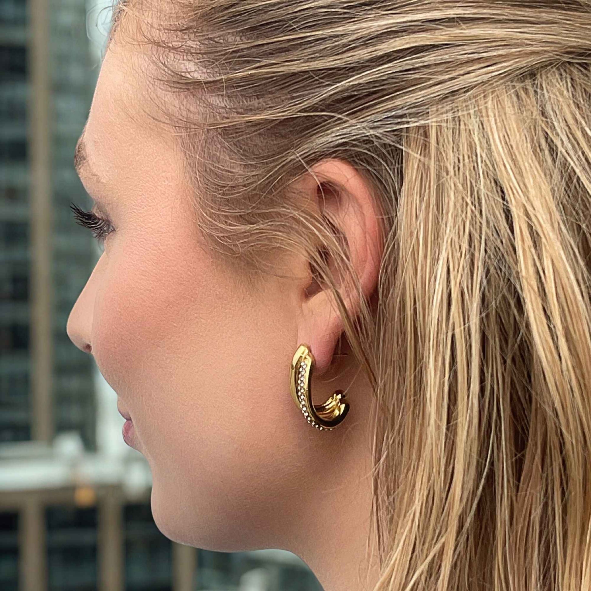 MEA NANI JEWELLERY Party øredobber SHE GLOWS HOOPS – 18k gullbelagte øreringer