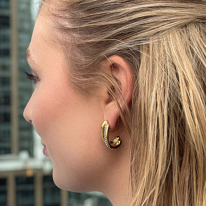 MEA NANI JEWELLERY Party øredobber SHE GLOWS HOOPS – 18k gullbelagte øreringer