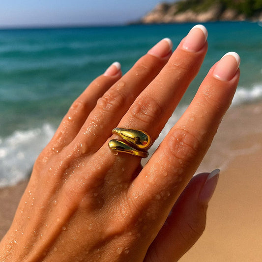 MEA NANI JEWELLERY Regulerbar ring NADIA RING 18K GULLBELAGT - Myk formet organisk ring i regulerbar størrelse