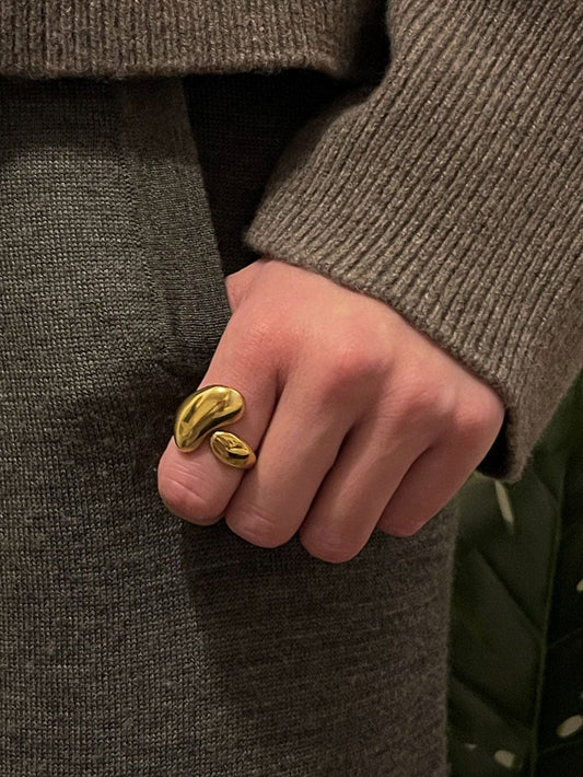 MEA NANI JEWELLERY Ring BERGEN - CHUNKY GULLBELAGT RING MED MYKE FORMER
