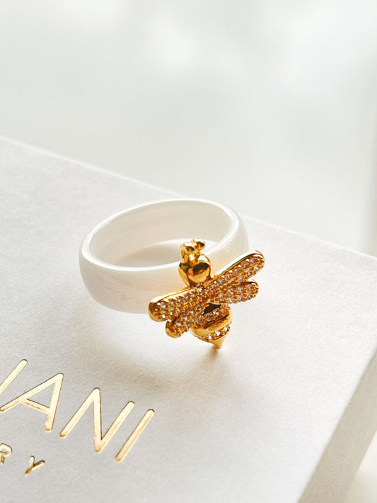 MEA NANI JEWELLERY Ring BIE – ring i hvit keramikk med 18K gullbelagt bie og zirkonia