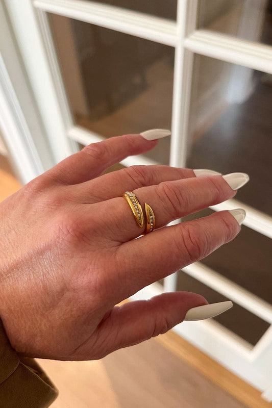 MEA NANI JEWELLERY Ring EIRA 18K GULLBELAGT RING MED ZIRKONA STEIN - Klassisk og justerbar ring til dame