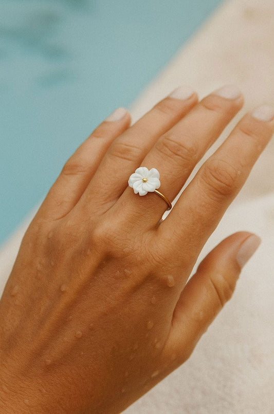 MEA NANI JEWELLERY Ring Hvit BLOM – justerbar ring med hvit blomst og 18K gullbelegg