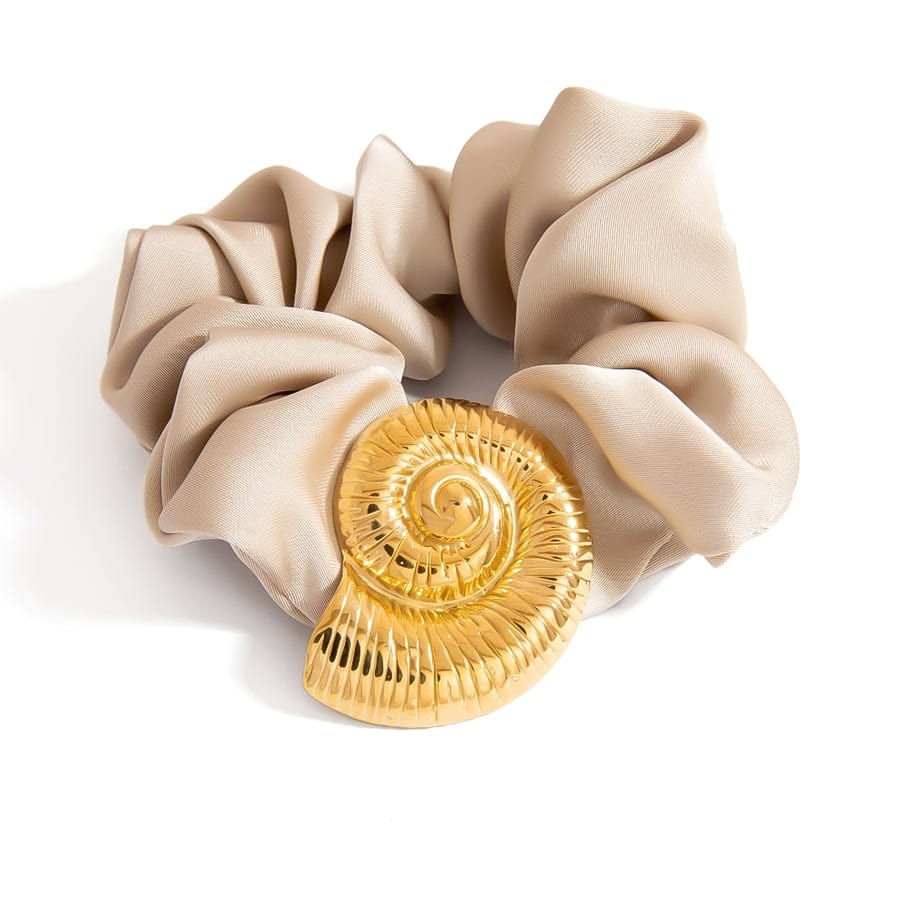 MEA NANI JEWELLERY Scrunchie GOLDEN HOUR SCRUNCHIE – beige hårstrikk med gull-detalj