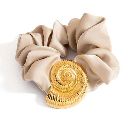 MEA NANI JEWELLERY Scrunchie GOLDEN HOUR SCRUNCHIE – beige hårstrikk med gull-detalj