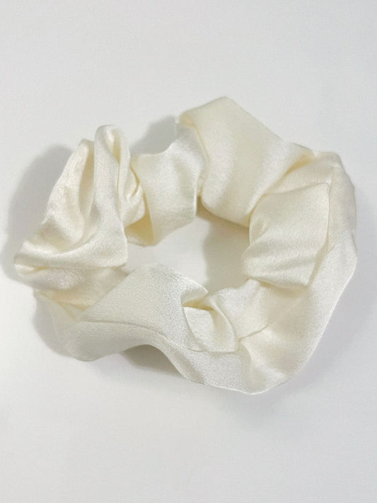 MEA NANI JEWELLERY Scrunchie KREMHVIT SCRUNCHIE I SATENG
