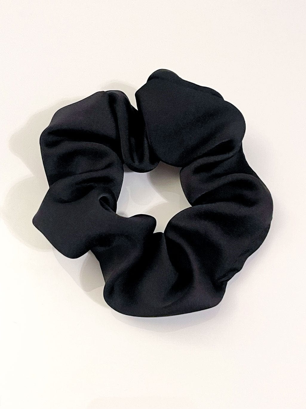 MEA NANI JEWELLERY Scrunchie SORT SCRUNCHIE I SATENG