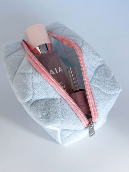 MEA NANI JEWELLERY Sminkeveske Blå TERRY QUILTET SMINKEVESKE -Liten kosmetikkbag for jobb, trening eller reise