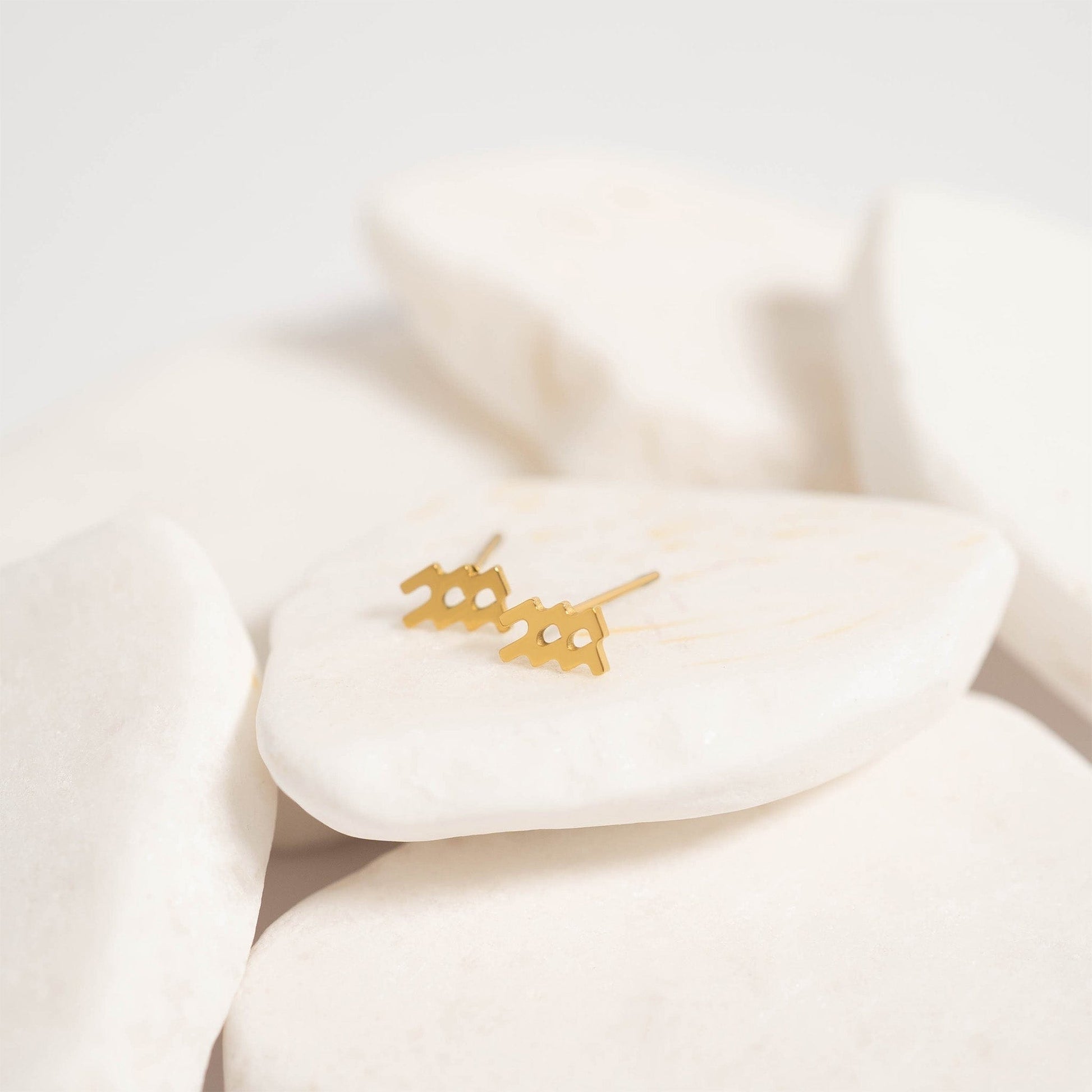MEA NANI JEWELLERY Stjernetegn øredobber ZODIAC SIGN STUDS – Personlige stjernetegn-øredobber i 18K gullbelagt stål