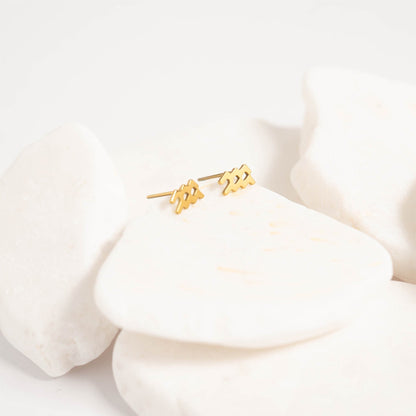 MEA NANI JEWELLERY Stjernetegn øredobber ZODIAC SIGN STUDS – Personlige stjernetegn-øredobber i 18K gullbelagt stål