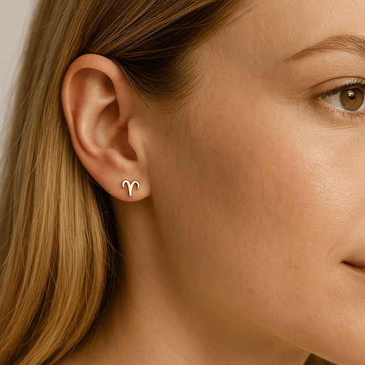 MEA NANI JEWELLERY Stjernetegn øredobber ZODIAC SIGN STUDS – Personlige stjernetegn-øredobber i 18K gullbelagt stål