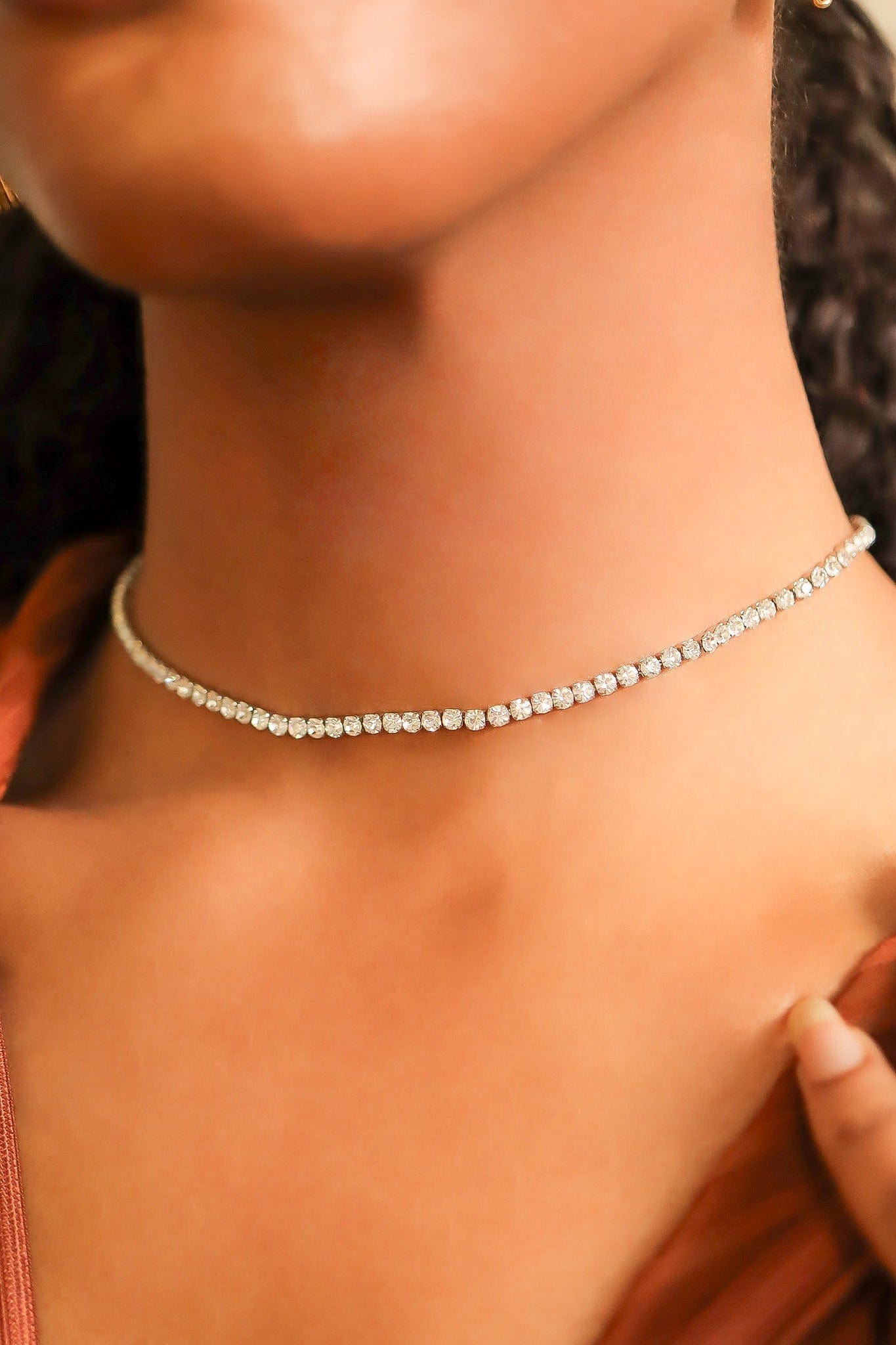 MEA NANI JEWELLERY Tennishalskjede ICE QUEEN TENNIS NECKLACE – tennis halskjede i sølvfarget kirurgisk stål